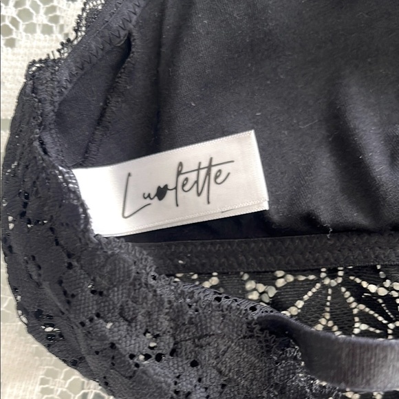 Elegant Black Lace Bralette - Picture 8 of 9